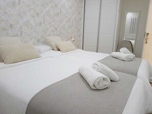 3 habitaciones, tabla de planchar con plancha y cuna de viaje 