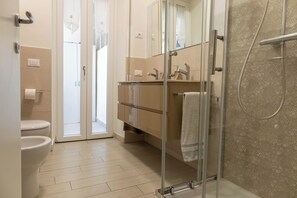 Bruser, hårtørrer, bidet, håndklæder