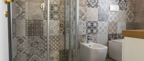 Dusche, Haartrockner, Bidet, Handtücher