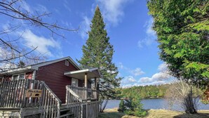 A cabin with a wooden deck and a sign reading 'Black Bear 3'. - Ahmic Lake Resort's Black Bear Cottage (Magnetawan)