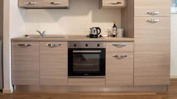 KĂŒhlschrank, Ofen, Herdplatte, Kochgeschirr/Geschirr/Besteck