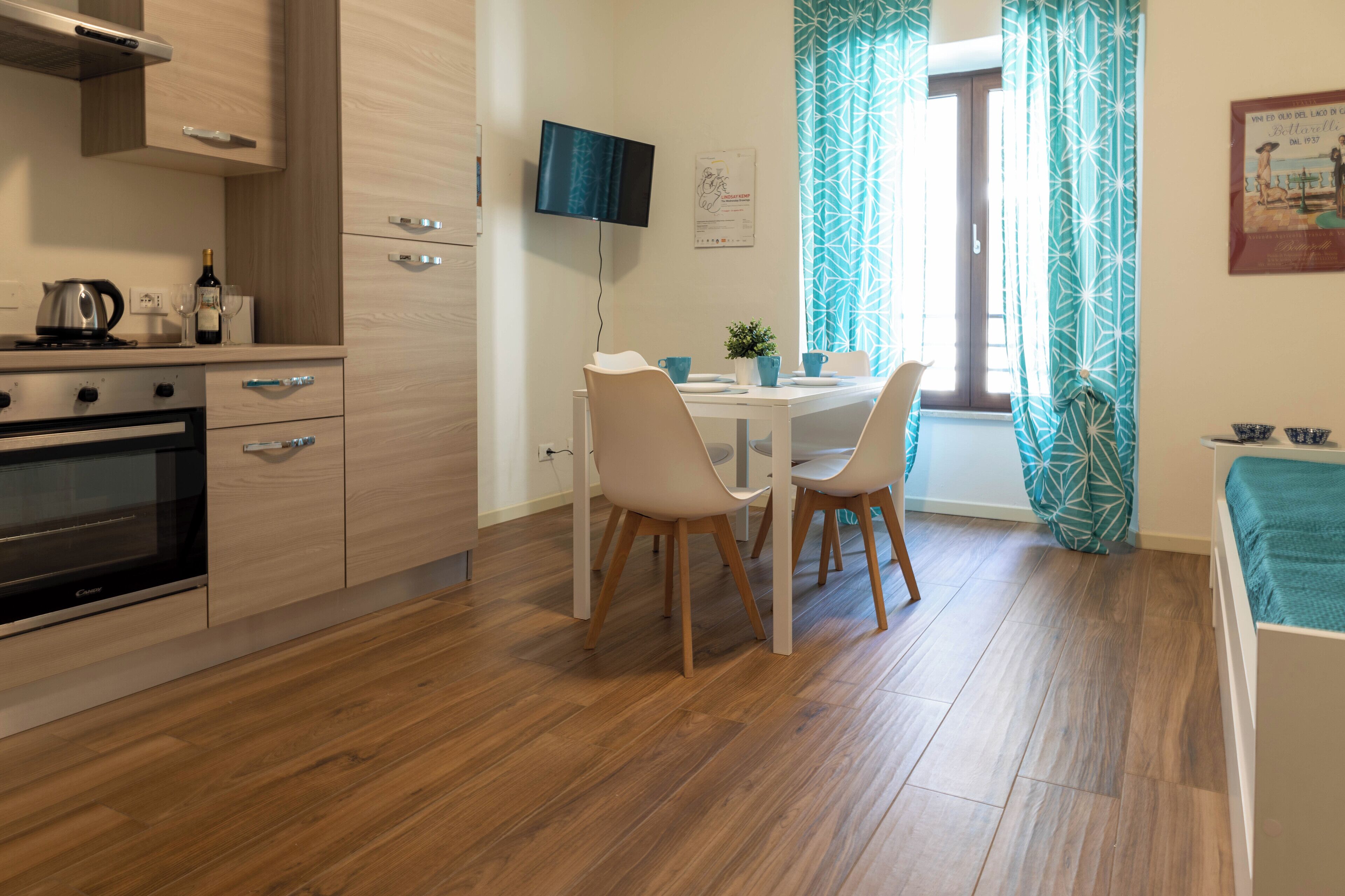 Kühlschrank, Ofen, Herdplatte, Kochgeschirr/Geschirr/Besteck