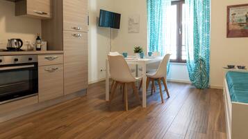 Kühlschrank, Ofen, Herdplatte, Kochgeschirr/Geschirr/Besteck