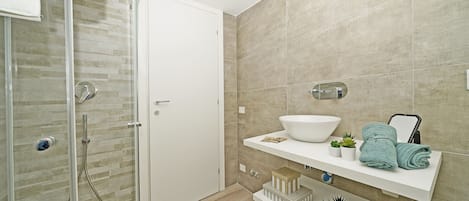 Dusche, Haartrockner, Bidet, Handtücher