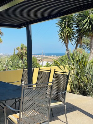 تناول الطعام بالخارج