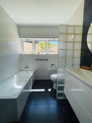 تجهيزات دش، مراحيض شطف، مناشف، ورق حمّام