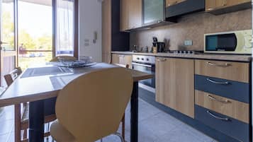 KĂŒhlschrank, Mikrowelle, Ofen, Herdplatte