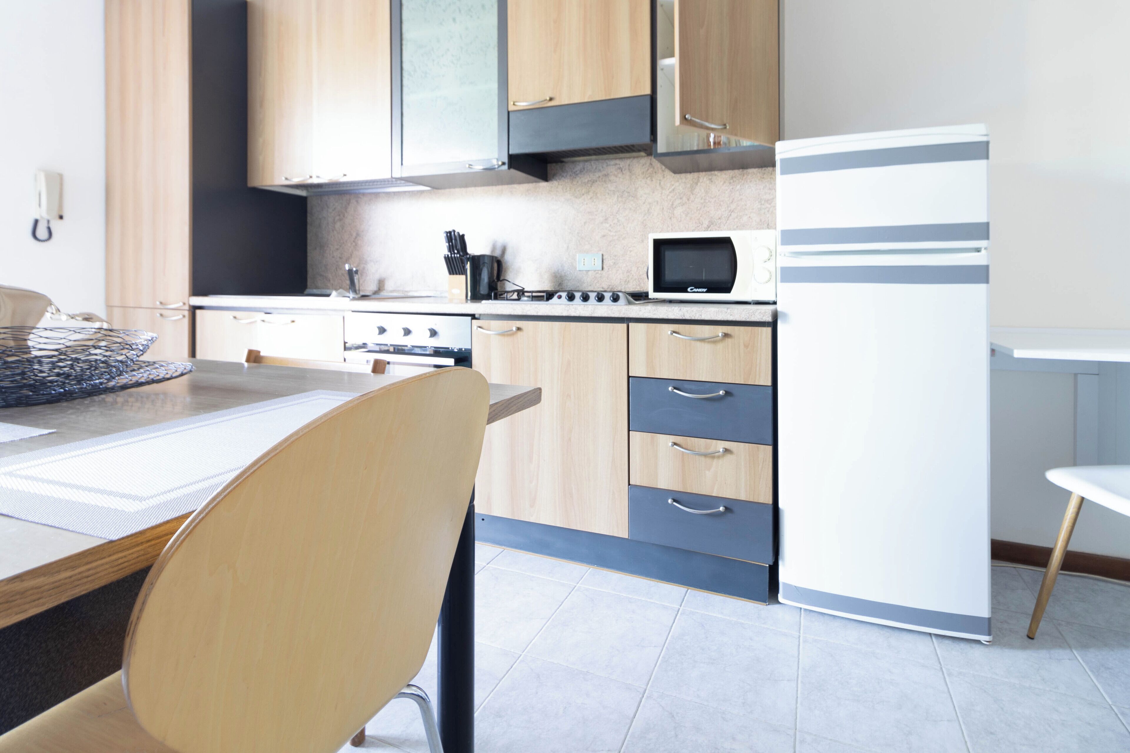 Kjøleskap, mikrobølgeovn, ovn og kokeplater