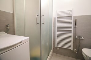 Dusche, Haartrockner, Bidet, Handtücher
