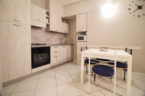 Geladeira, micro-ondas, cooktop, talheres/pratos/utensílios de cozinha