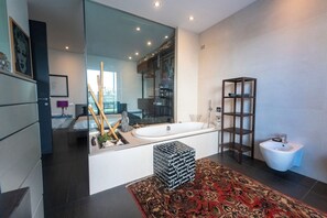 Douche, sèche-cheveux, bidet, serviettes fournies
