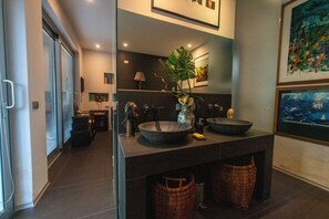 Regadera, secadora de cabello, bidet, toallas