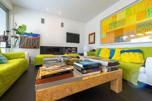 TV, books - Casa del Melograno By Case al Lago (Desenzano del Garda)