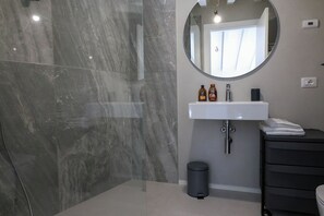 Ducha, secador de pelo, bidet, toallas