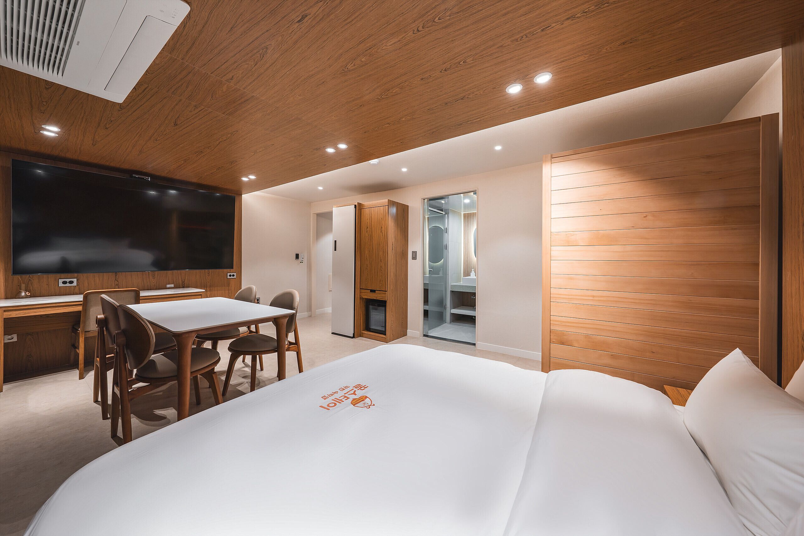 Premium | Desk, free WiFi