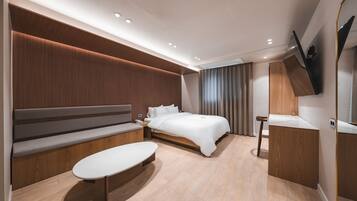 Standard | Desk, free WiFi