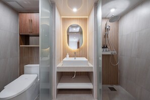 Terrace Room | Badeværelse | Gratis toiletartikler, hårtørrer, hjemmesko, håndklæder