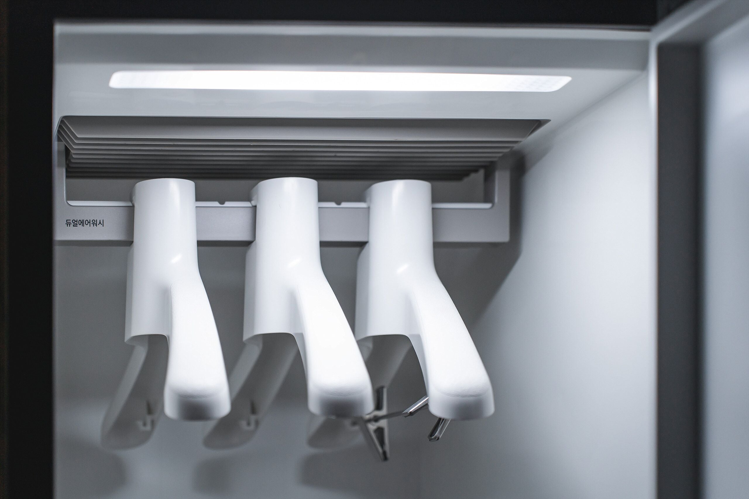 Interior moderno y bien iluminado con unidad de aire acondicionado integrada y un pomo metálico.