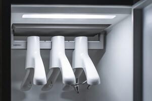 Moderni, hyvin valaistu sisustus, jossa on sisäänrakennettu ilmastointilaite ja metallinen kahva.