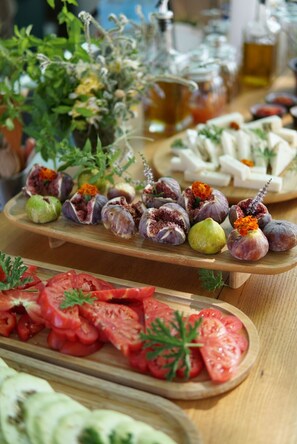 Free daily buffet breakfast - İncir Bozcaada (Bozcaada)