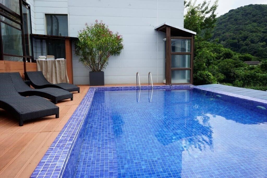 7 piscines couvertes, piscine extérieure (ouverte en saison)