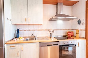 Kylskåp, mikrovågsugn, ugn och diskmaskin