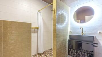 Shower, hair dryer, towels, shampoo