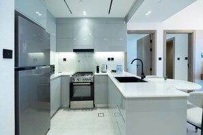 Appartement Deluxe, 2 chambres, balcon, vue sur la ville | Cuisine privée | Réfrigérateur, four à micro-ondes, un four, surface de cuisson