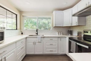 Kjøleskap, mikrobølgeovn, ovn og kokeplater