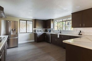 Réfrigérateur, four à micro-ondes, un four, surface de cuisson