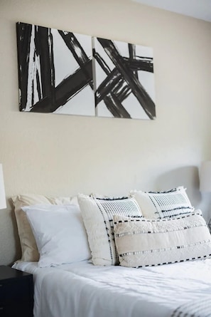 7 chambres, bureau, fer et planche à repasser, lit de bébé portatif