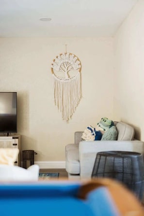 TV, videospill, bøker og kontorer