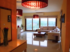 Apart Daire, 2 Yatak Odası, Balkon, Bahçe Manzaralı | Oturma alanı