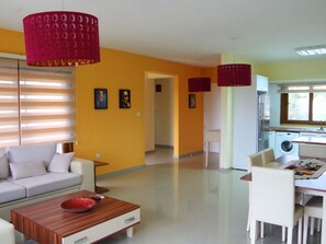 Apart Daire, 2 Yatak Odası, Balkon, Bahçe Manzaralı | Oturma alanı