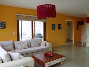 Apart Daire, 2 Yatak Odası, Balkon, Bahçe Manzaralı | Oturma odası