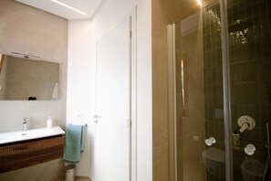 Dusche, Haartrockner, Bidet, Handtücher