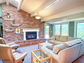 Smart TV, fireplace, offices, computer monitors - Breathtaking Views 7 Bedroom Estate w/Hot Tub (Waitsfield)