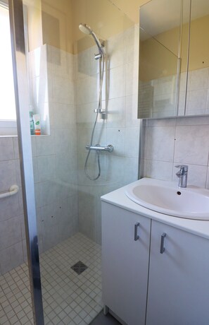 Een douche, een haardroger, handdoeken, zeep