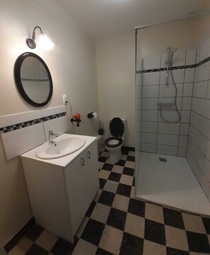 Een douche, een haardroger, handdoeken, zeep