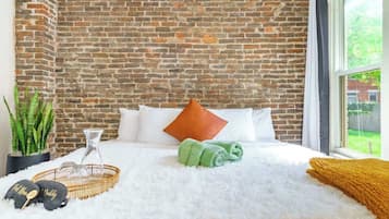 2 makuuhuonetta, tallelokero huoneessa, työpöytä, silitysrauta/-lauta