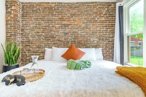 2 bedrooms, in-room safe, desk, iron/ironing board