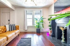 Smart TV, books, video library, offices - Short North/Downtown | Steps to High St | Walk to Convention Ctr | 5.8K+ Reviews (Columbus)