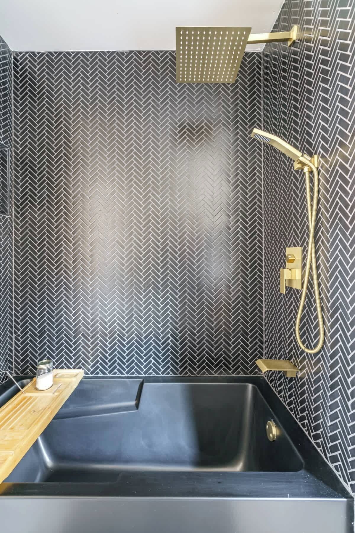 Douche, articles de toilette écologiques, sèche-cheveux