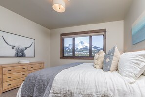 4 bedrooms, iron/ironing board, free WiFi, bed sheets - Condo in Mountain Lake with Amazing Communal Amenities (Big Sky)