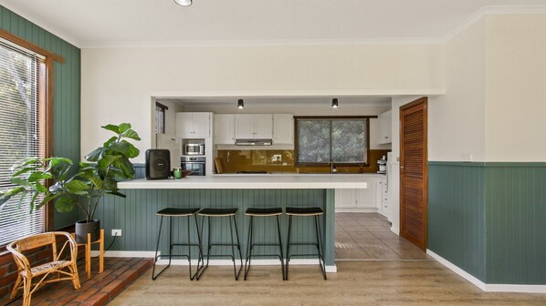 Mikrowelle, Ofen, Herdplatte, Geschirrspüler