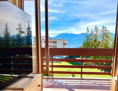 Central & quiet 1-bed flat - parking / pool / WiFi / balcony / 4' to gondola