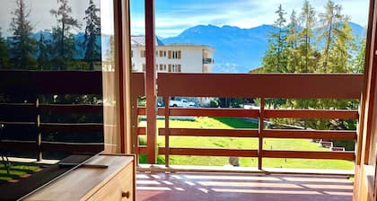 Central & quiet 1-bed flat - parking / pool / WiFi / balcony / 4' to gondola