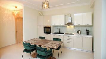 Luxury Apartment, Sea View | Private kitchen