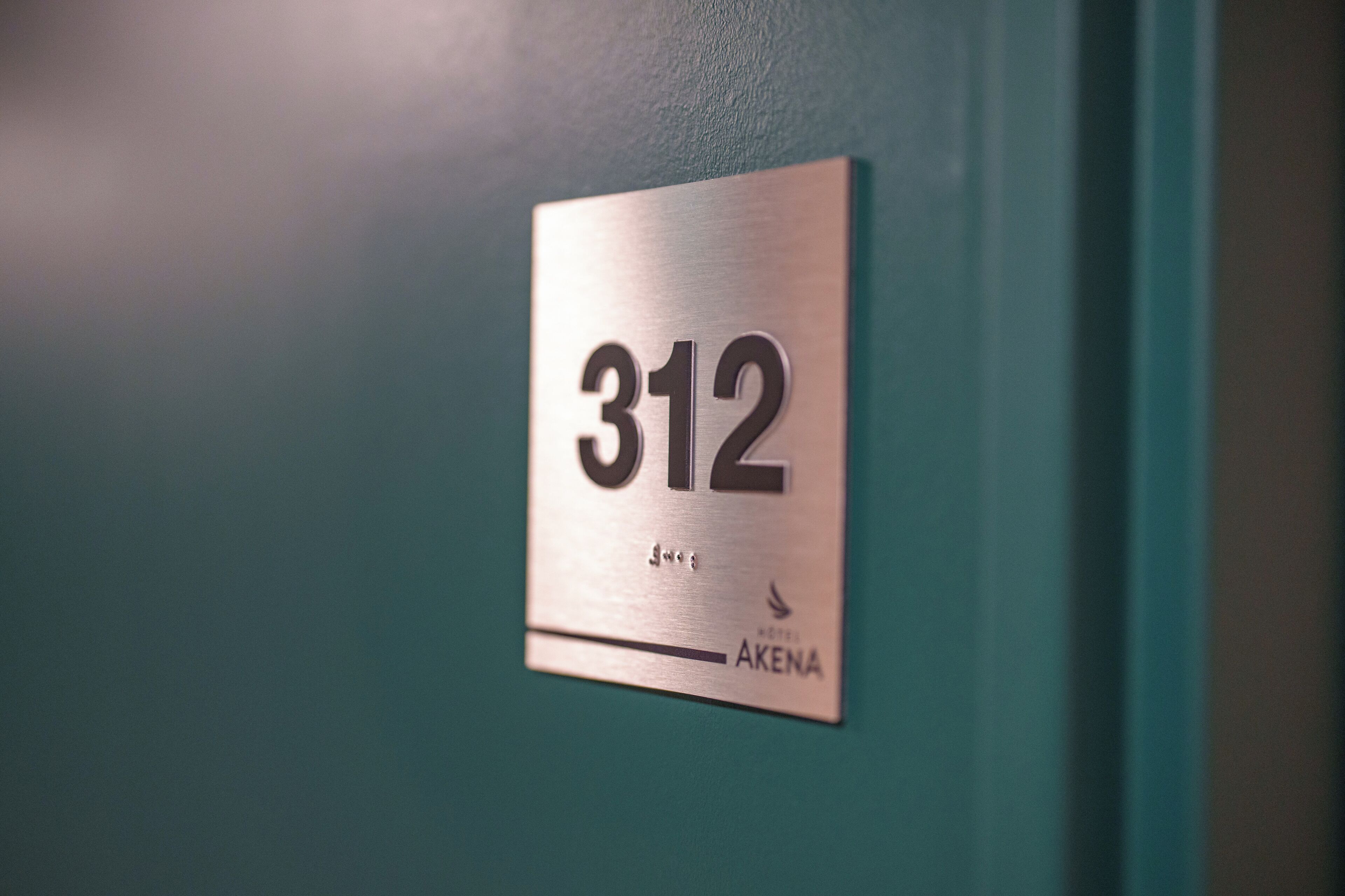 Una placa metálica con el número de habitación 