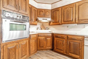 Fridge, oven, stovetop, dishwasher